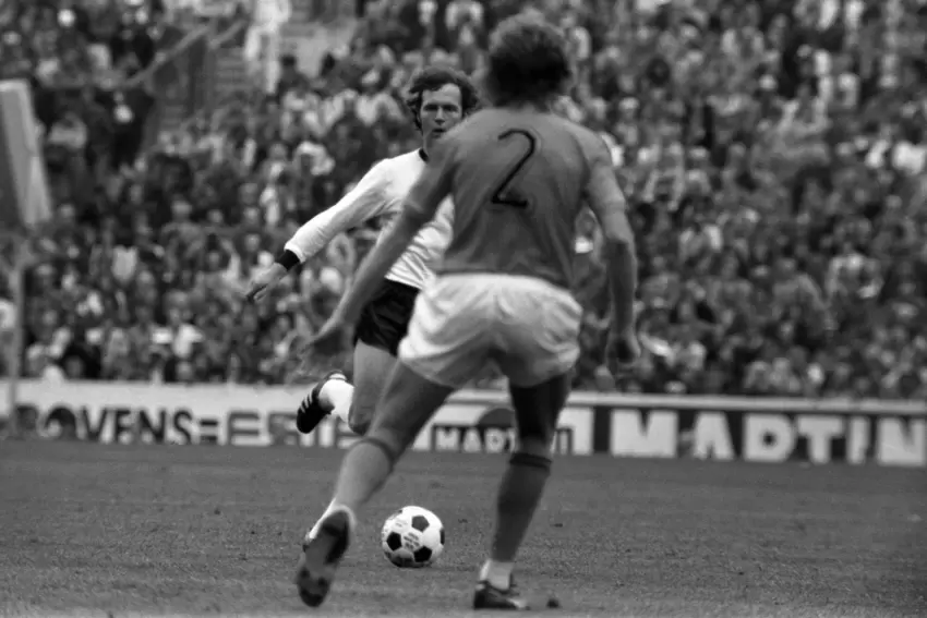 Franz Beckenbauer streichelt bei der WM 1974 den »Telstar Durlast«.