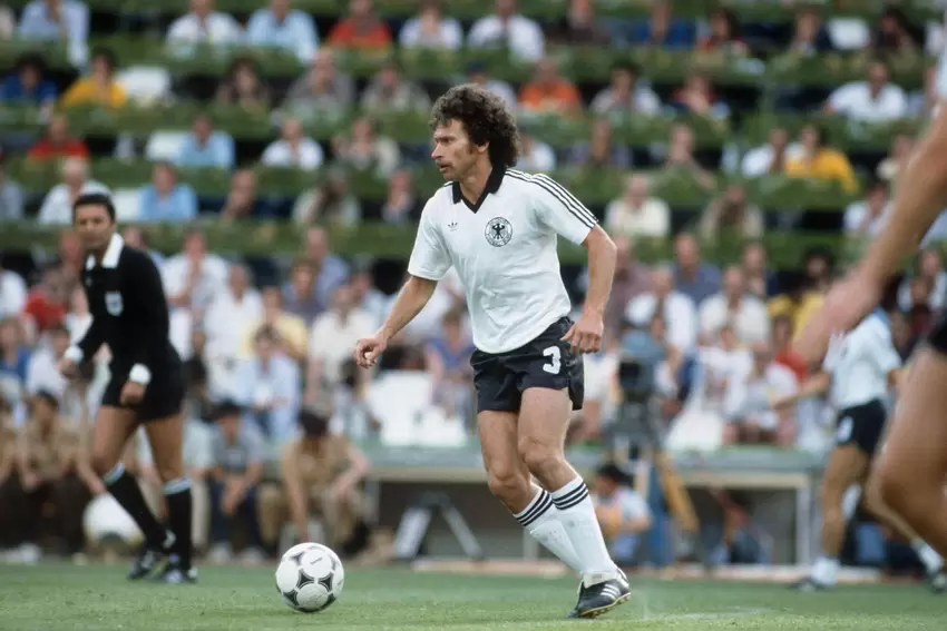 Paul Breitner mit dem »Tango Espana« bei der WM 1982.