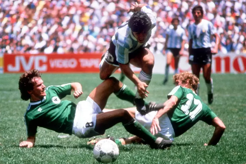 Mit dem »Azteca« spielt Maradona die deutschen Spieler 1986 schwindelig.