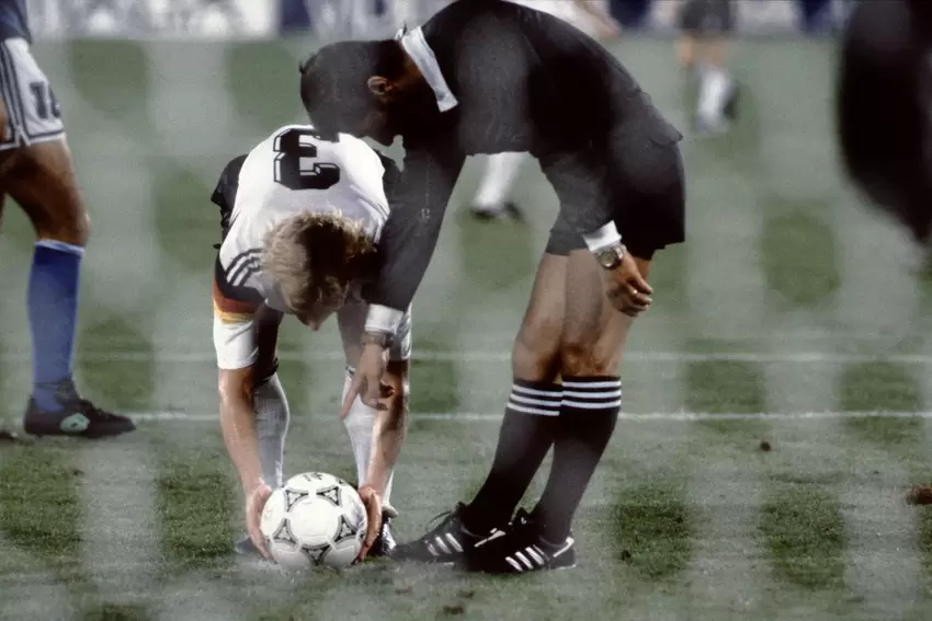 Beste Erinnerungen an den »Etrusco Unico«: Andreas Brehme legt sich den Ball im WM-Finale 1990 zum Elfmeter zurecht.
