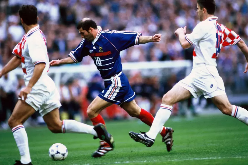 Eine Augenweide: Zinedine Zidane und der Ball »Tricolore« bei der WM 1998.