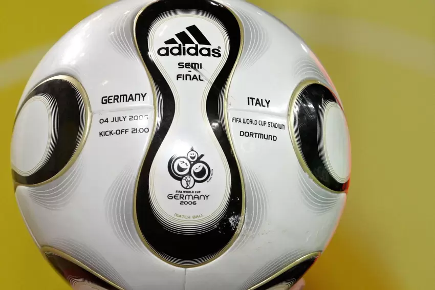 2006 war in Deutschland »Teamgeist«-Zeit. Die Partien stehen auf dem Ball – auch das Halbfinale.