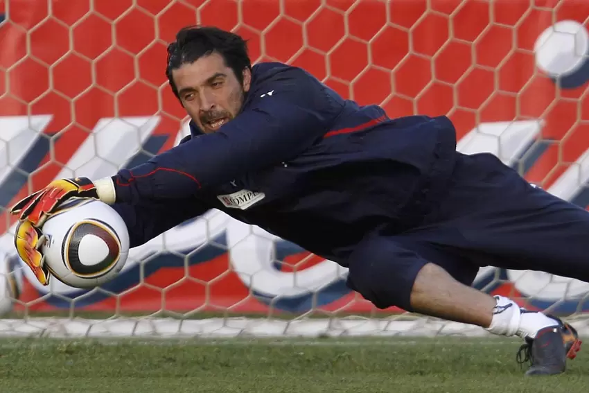 2010 ätzte Gianluigi Buffon gegen »Jabulani«. Das Festhalten klappt dann aber doch. Und: damals war Italien noch bei der WM dabe