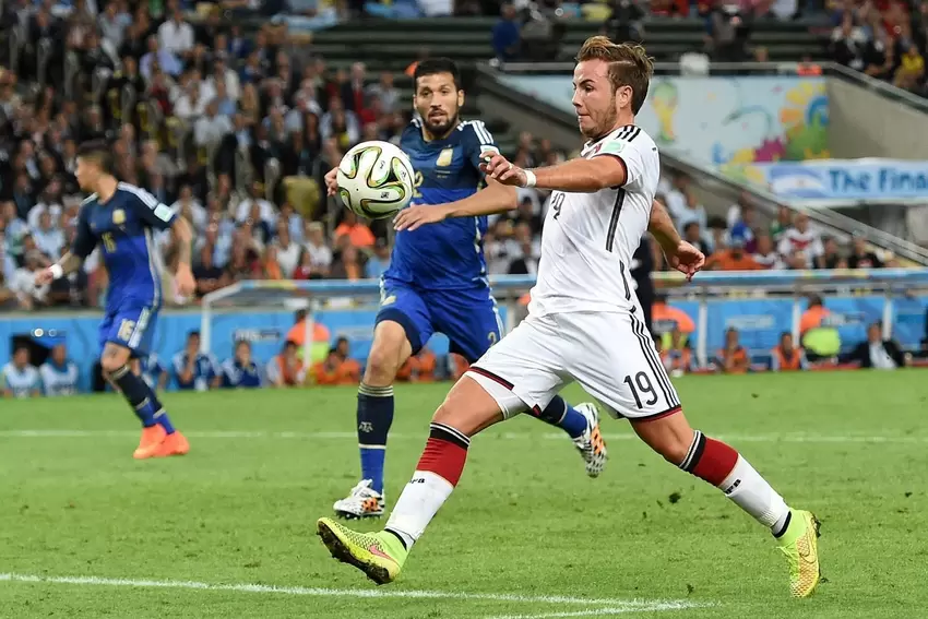 Mario Götze schießt Deutschland 2014 mit »Brazuca« zum WM-Titel in Brasilien.