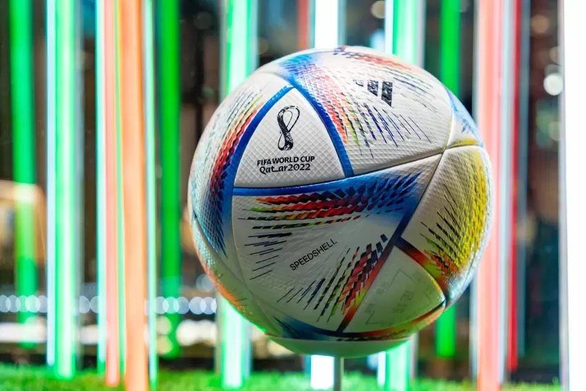 Die WM-Bälle sind inzwischen farbenfroh – so auch »Al Rihla« 2022 in Katar.