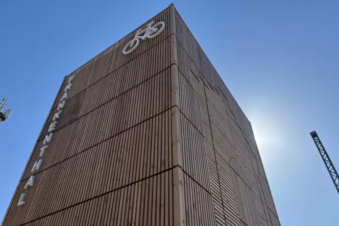 Der erste Fahrradparkturm in Rheinland-Pfalz ist groß, aber nicht groß genug für Räder außerhalb der Standardmaße. Der erste Fahrradparkturm in Rheinland-Pfalz ist groß, aber nicht groß genug für Räder außerhalb der Standardmaße.
