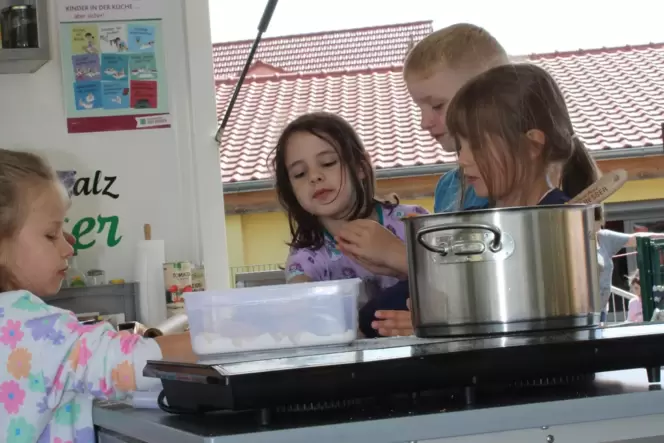 Fleißig am Kochen: die Kinder der Kita Kerzenheim.