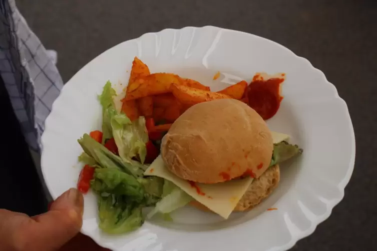Und voil&agrave;: Die vegetarischen Burger mit den selbstgemachten Pommes.