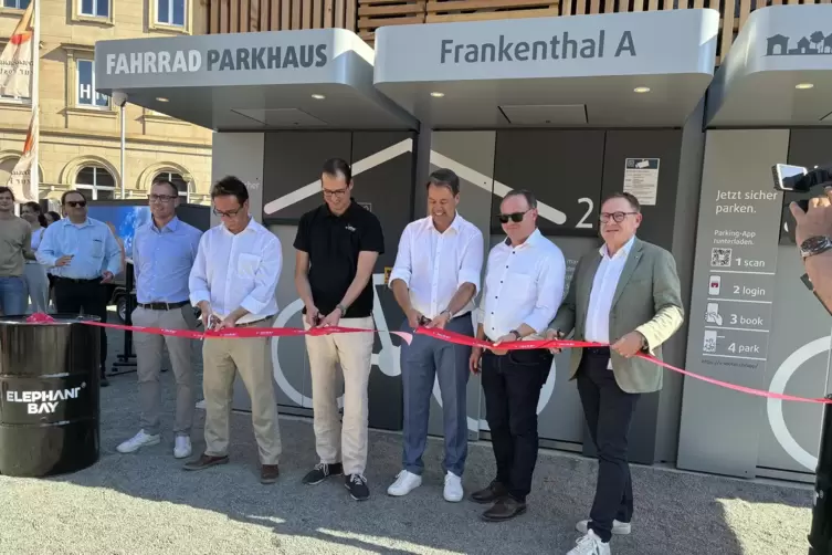 Strahlender Sonnenschein: Ende Mai wurde der Fahrradparkturm offiziell er&ouml;ffnet.