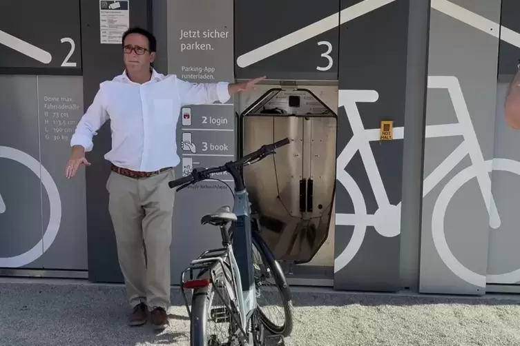 Luke auf, Rad rein: So einfach geht das Parken bei vorheriger Anmeldung via App &ndash; f&uuml;r R&auml;der, die nicht zu gro&szlig; sind. 