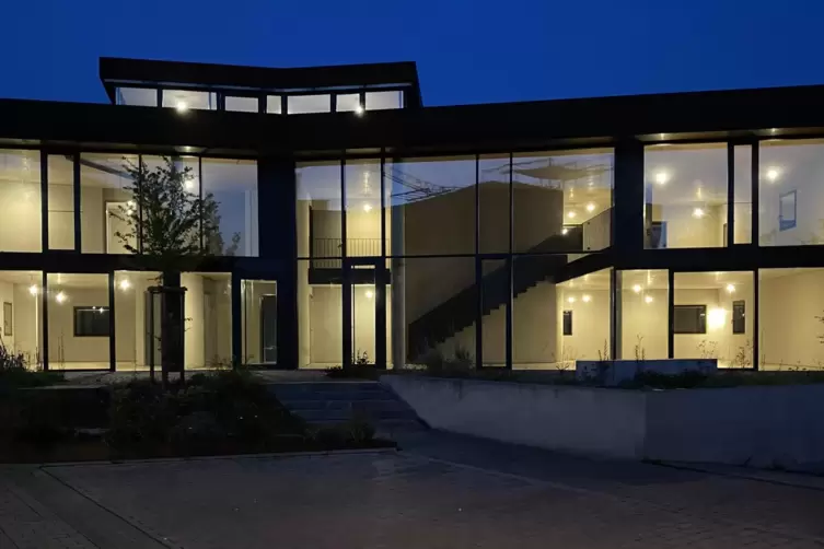 Die gro&szlig;en Fensterfronten machen das Geb&auml;ude luftig und leicht.