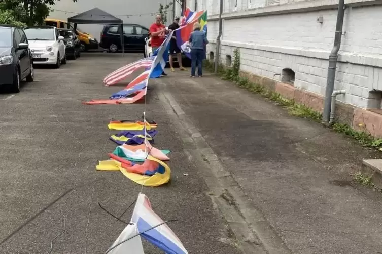 Vorbereitung zum Schm&uuml;cken: Anwohner in der Schwerdstra&szlig;e. 