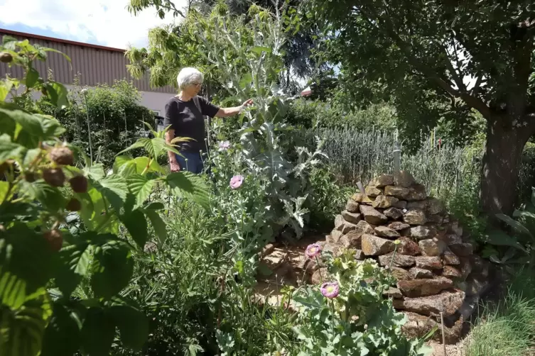 Hedwig M&uuml;ller neben der meterhohen Distel.