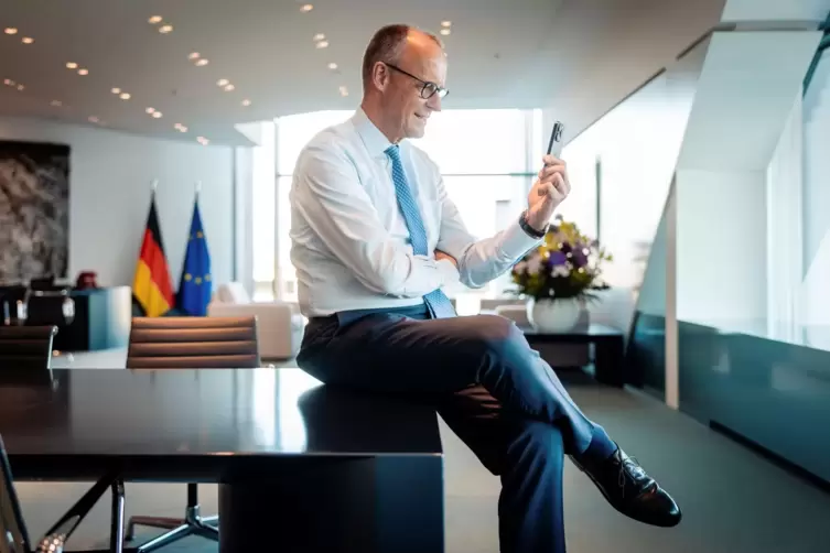 Merz spricht per Videocall mit Spielern der Nationalmannschaft