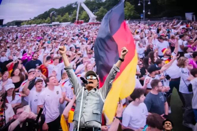 »Major Tom« von Peter Schilling war so etwas wie der inoffizielle Song der Fußballeuropameisterschaft in Deutschland. Hier trit