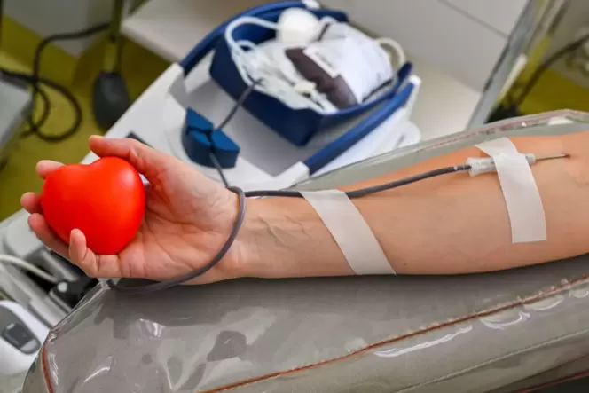 Eine Frau spendet Blut