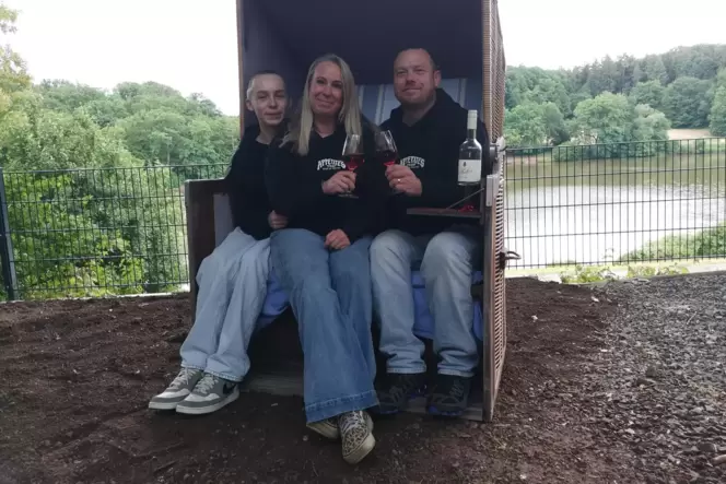 Neue Pächter für das Lokal am Ohmbachsee: Marco und Jessica Jäger sowie ihr Sohn Pepe freuen sich darauf, bald viele Gäste in "E