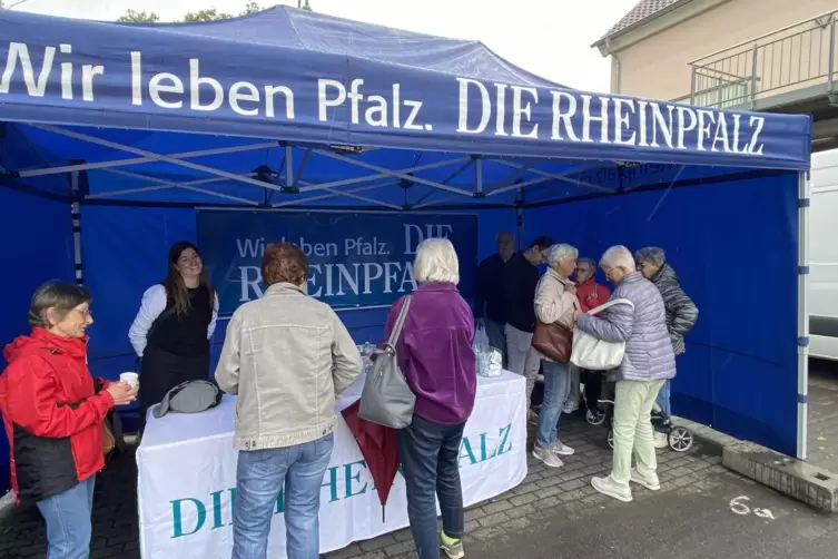 Da war es nass: Eine Frauengruppe aus Bedesbach sucht unterm Pavillon Schutz vor dem Juniregen.