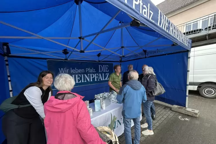 Die Leserinnnen und Leser konnten ihren Einkauf auf dem Markt mit einem Besuch des RHEINPFALZ-Stands verbinden. 