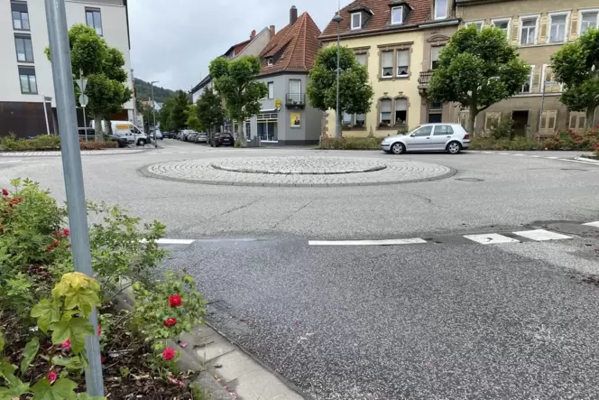 Seit Freitag wieder passierbar: die bisher gesperrte Zufahrt am Rosengarten-Kreisel in Kusel.
