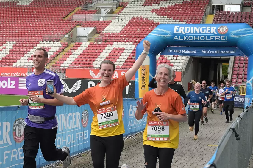 Beim Zieleinlauf im Fritz-Walter-Stadion war die Freude groß.