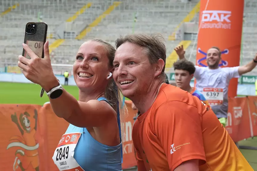 Glücklich im Ziel: Isabella Berg (Team Getränke Koch) und Ralf Ditscher (Westpfalz Klinikum).