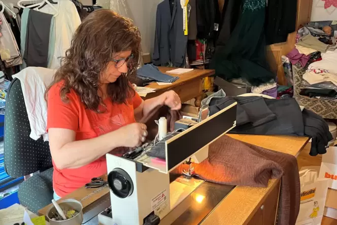 Angela Jung arbeitet in ihrem Atelier im »geordneten Chaos«, wie sie es nennt.