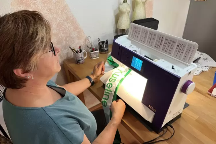 Andrea Klein n&auml;ht die Sch&auml;rpe der Kuseline. Ausgeklappt zu sehen sind die zahlreichen Funktionen ihrer Pfaff Expression 710.