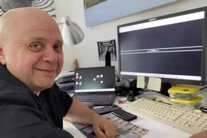 Tüftelt am Monitor: Christof A. Martin in seinem Atelierraum in Kaiserslautern.