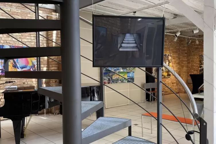 Das Video von Rolltreppe und Treppe ist in der Zweibr&uuml;cker Galerie Formart an der Treppe platziert. 