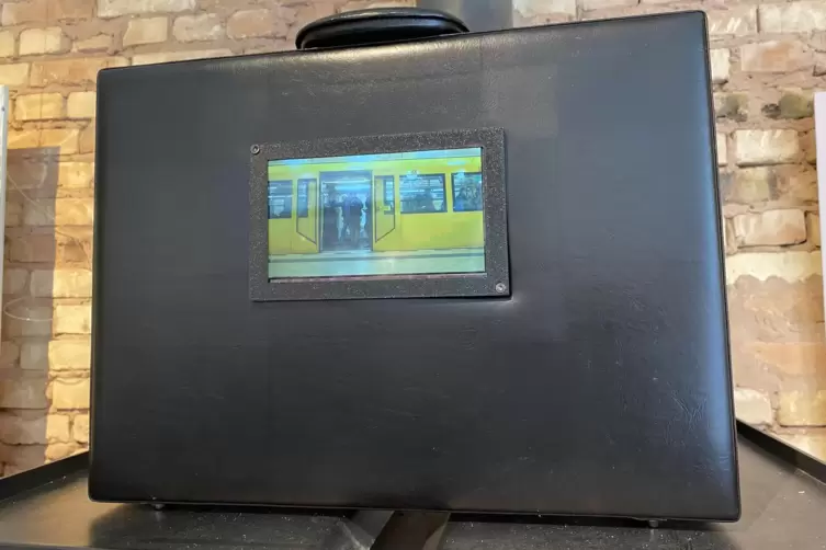 Im Koffer zum Mitnehmen: Christof Martins kleinstes Video in der Zweibr&uuml;cker Formart-Galerie zeigt eine Berliner U-Bahn, in der 