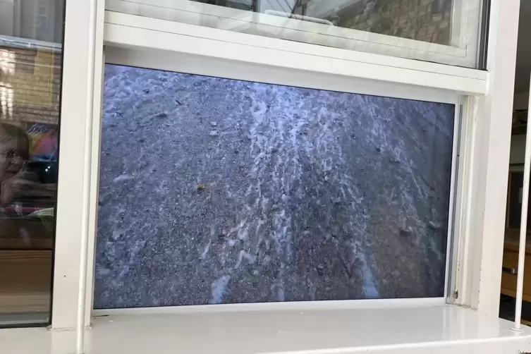 Christof A Martins Video von dem sich bewegenden Meer bei &Eacute;tretat in der Normandie hat einen passgenauen h&ouml;lzernen Umbau, so das
