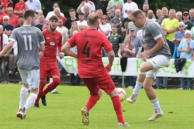 Schoss Münchweiler in die A-Klasse: Julian Kölsch (am Ball), hier mit Lukas Carbon (SC Stambach) im entscheidenden Spiel in Clau
