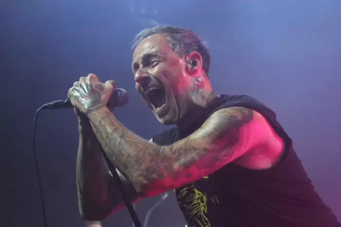 Donots-Sänger Ingo Knollmann weiß, wie man das Saarbrücker Publikum in Sekundenschnelle in Stimmung bringt.
