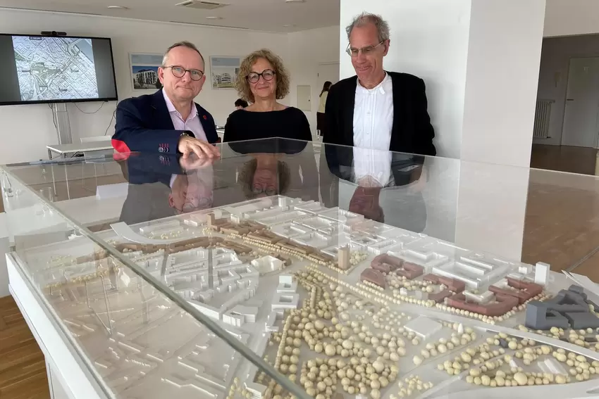 Die Zukunftsquartiere der »City West«, hier ein Modell, begreift OB Klaus Blettner als große Chance für Ludwigshafen. Neben ihm