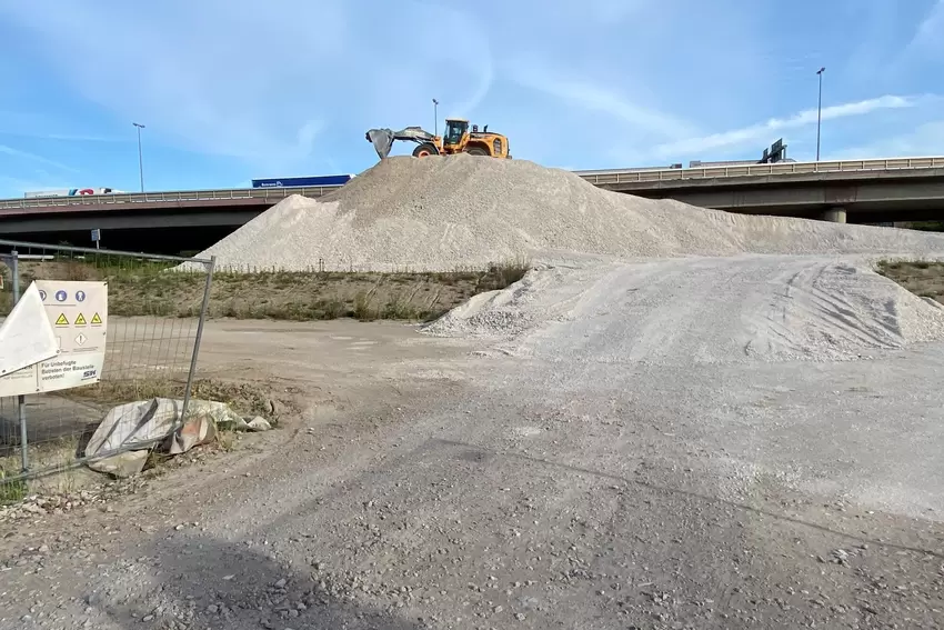 Mount Ludwigshafen: Ein Berg voller Material für eine Rettungstrasse von der Haveringallee zur Rheinuferstraße.