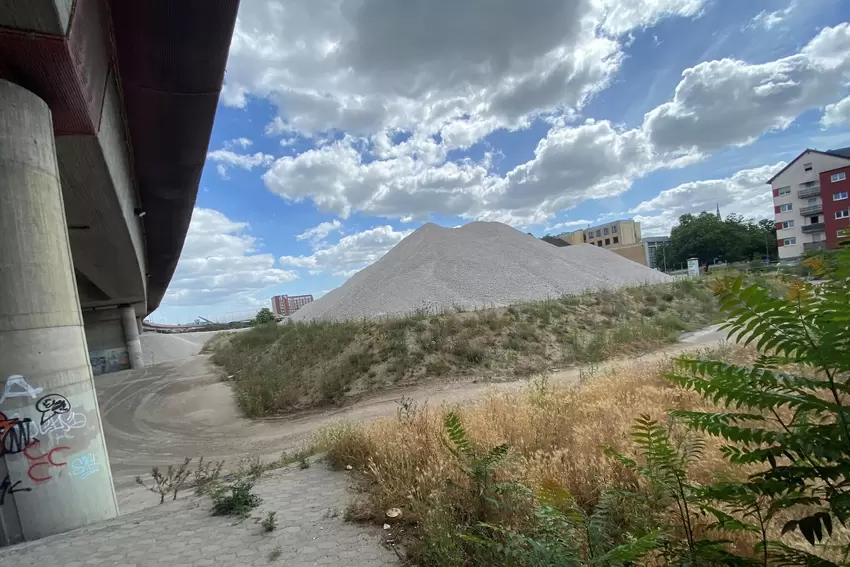 Überall in LU: Baustellenkulisse unter blauem Himmel.