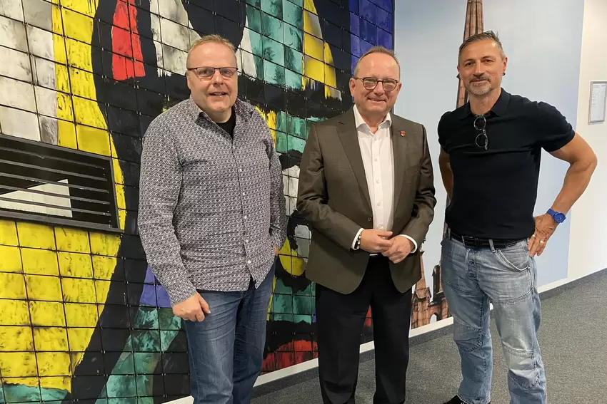 Mit Klaus Blettner sprachen Michael Schmid (links) und Steffen Gierescher (rechts).