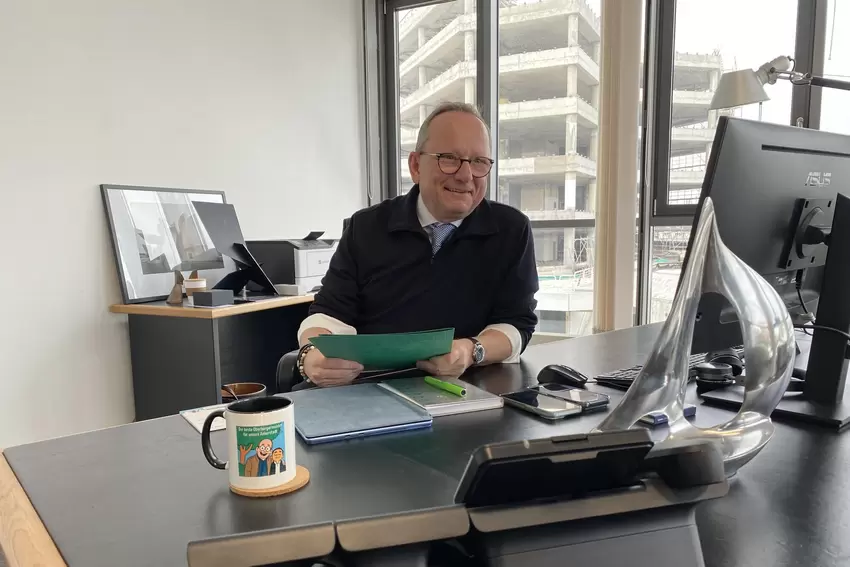 Klaus Blettner an seinem Schreibtisch.
