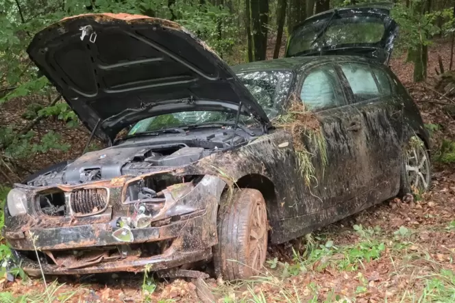 Das Auto sieht nicht gut aus, der Fahrer wurde nur leicht verletzt.