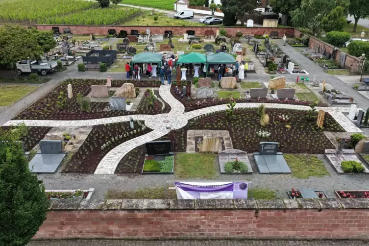 Aus der Luft: der Memoriam-Garten auf dem Friedhof in Otterstadt am Freitagnachmittag bei der Einweihung, zu der rund 50 Persone