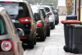 Ein Hindernis für Behinderte mit Rollstuhl und ältere Menschen mit Rollator: Durch Autos zugestellte Gehwege sind auch in der Rh
