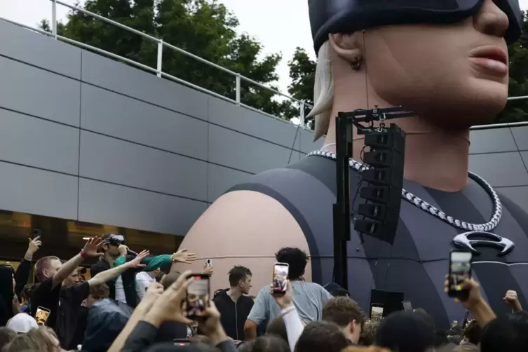 Rapper Ski Aggu tritt bei Rave auf