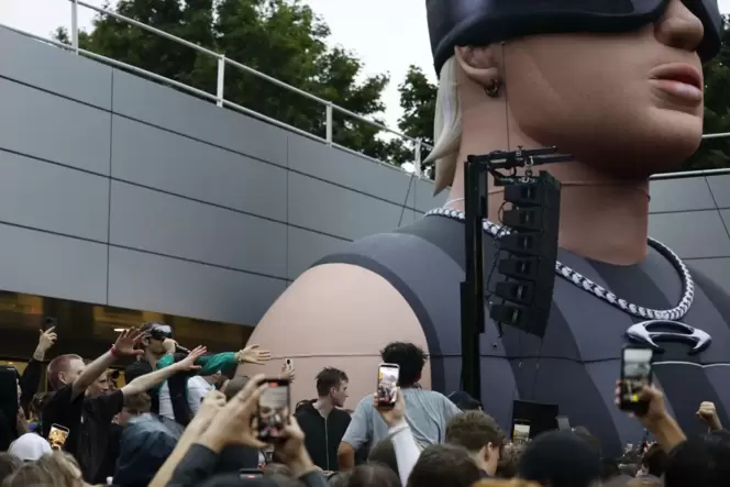 Rapper Ski Aggu tritt bei Rave auf