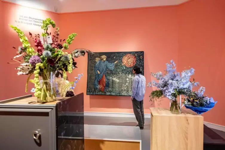 &bdquo;Zum Geburtstag meines j&uuml;ngsten Sohnes bekam ich einen Tankstellenblumenstrau&szlig;&ldquo;: Installation von Belia Zanna Geetha Br&uuml;ckner. I