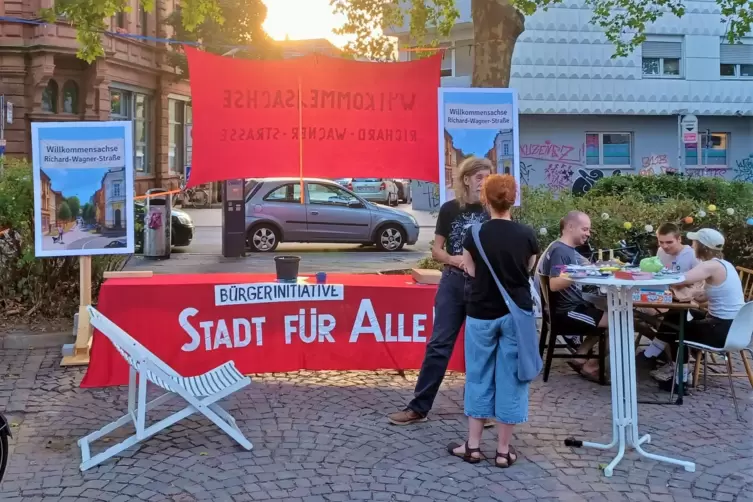 Im September 2025 sammelt SfA in der Richard-Wagner-Stra&szlig;e Unterschriften, um eine B&uuml;rgerbeteiligung anzusto&szlig;en. 200 braucht sie
