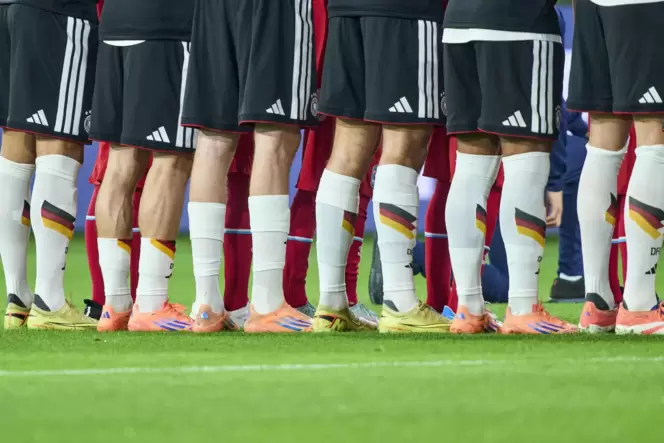 16 der 26 Spieler, die dem Kader der deutschen Nationalmannschaft bei der WM in Nordamerika angehören, haben familiäre Wurzeln i