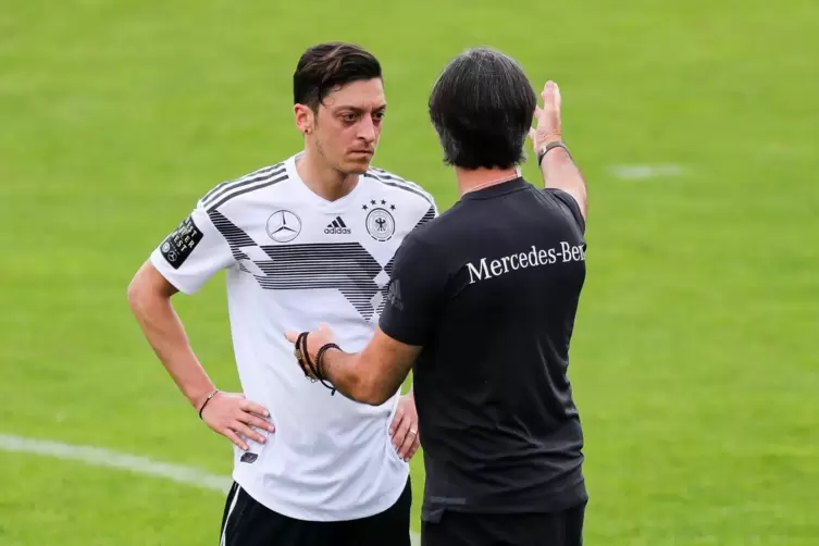 Mesut &Ouml;zil galt erst als Symbol gelungener Integration, dann kam es zum Eklat. Der Gelsenkirchener (hier mit DFB-Teamchef Jogi L