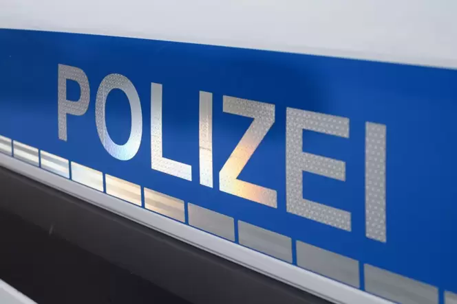 Der Polizei-Schriftzug auf einem Einsatzwagen.