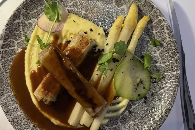 Lecker: Zupffleisch vom Aveyron-Schwein mit Spargel und Kartoffelp&uuml;ree im &bdquo;Mets Envies&ldquo;.